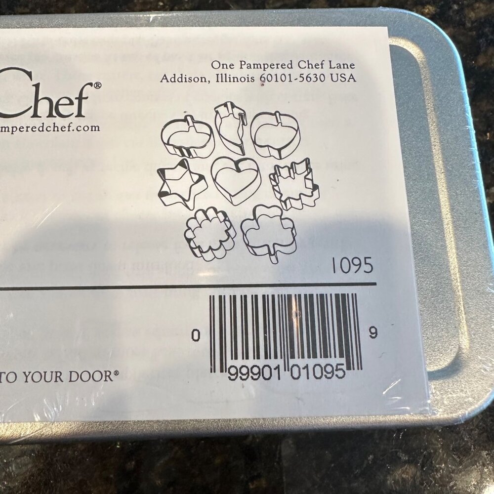 Pampered Chef Creative Cutters Set New Sealed #1095 Mini Cookie Shapes & Tin - Picture 3 of 3